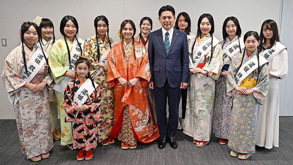 柴橋正直市長に意気込みを語った８代目濃姫グランプリの山田ヤードリー愛理桜さん（左から６人目）ら＝岐阜市役所