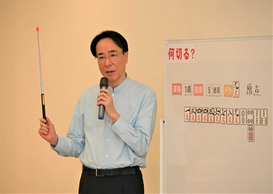 「放銃するほど強くなる」と説く土田浩翔プロ＝大垣市三塚町、イオンタウン大垣