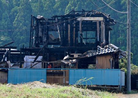 　火災で全焼した２階建て住宅＝２２日午前９時３分、千葉県八街市