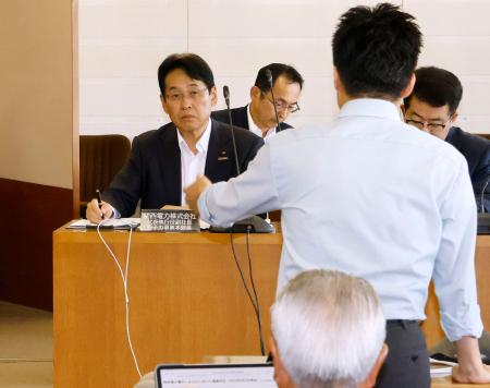 　福井県議会の全員協議会で質問を聞く、関西電力の水田仁原子力事業本部長（左）＝２９日午後