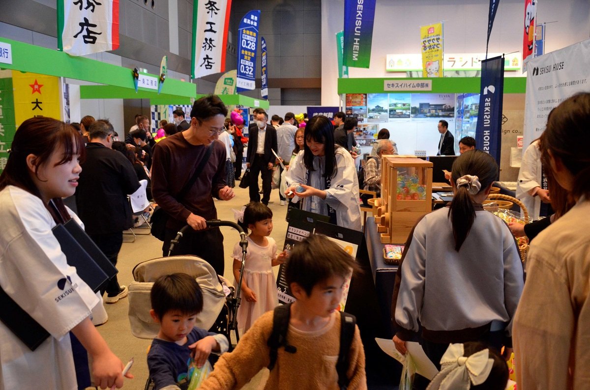 家族連れら多くの人でにぎわうクラシドアップの会場＝大垣市加賀野、ソフトピアジャパンセンタービル