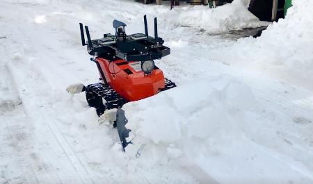 　ＪＲ西日本などが開発を進めるリモコン操作型の除雪機＝青森県十和田市（同社提供）