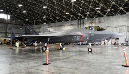 報道陣に公開された米空軍のＦ３５Ａステルス戦闘機＝２０２３年、沖縄県の米軍嘉手納基地