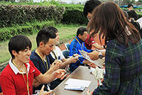 昨年開かれた「笠松競馬秋まつり」のサイン会でファンと交流する騎手たち