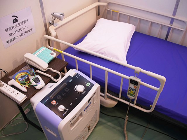 設置された臨時医療施設のベッド＝６日午後、岐阜市長良福光