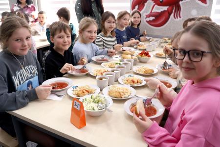 　キーウの学校で、日本が供与した調理機材で作った給食を食べる児童＝２日（共同）