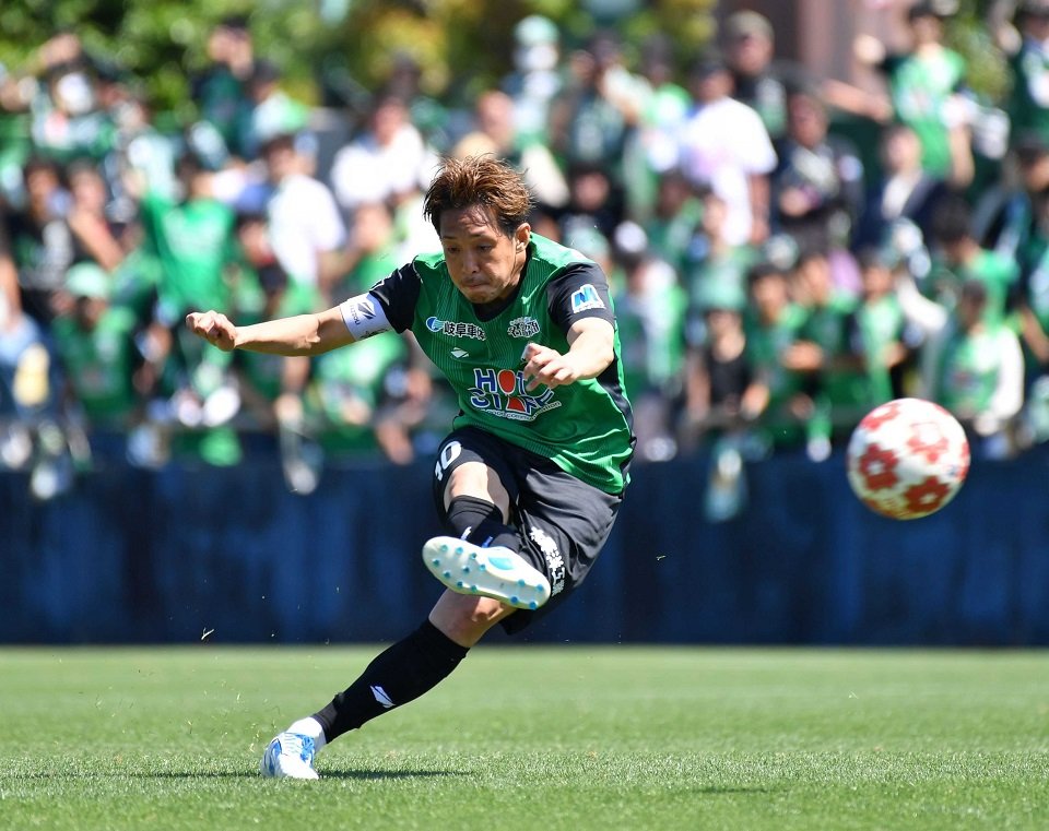 ＦＣ岐阜×沼津＝前半、ＦＫを蹴るＦＣ岐阜のＭＦ庄司＝長良川球技メドウ