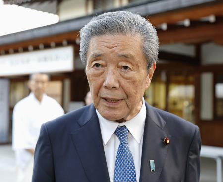 　靖国神社の参拝を終え取材に応じる自民党の森山幹事長＝１４日午後、東京・九段北