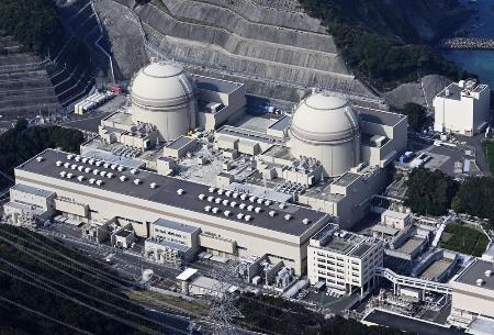 　関西電力大飯原発の３号機（右）と４号機＝２０２３年１１月
