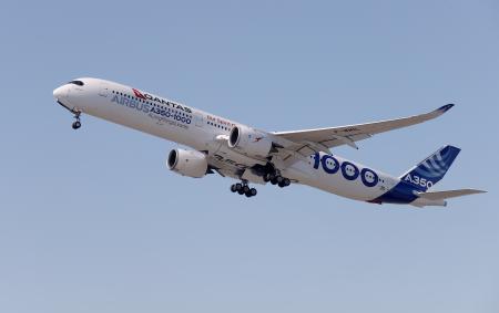 　ロンドンなどへの直行便の飛行試験をするカンタス航空機＝２０２２年５月、オーストラリア・シドニー（ゲッティ＝共同）