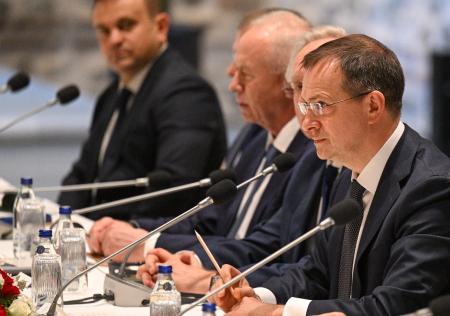 　１６日、ウクライナとの直接交渉に臨んだロシア代表団トップのメジンスキー大統領補佐官（右端）＝トルコ・イスタンブール（タス＝共同）