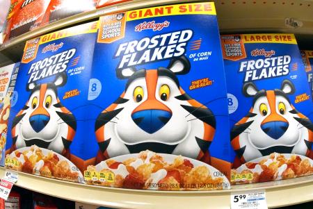 　商店に並べられたケロッグのシリアル＝２月、米ペンシルベニア州（ＡＰ＝共同）