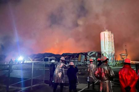 　火災のあった鳥取県南部町の養豚場＝７日午後１０時１８分