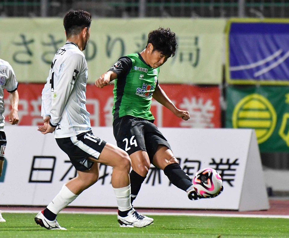 ＦＣ岐阜×富山＝前半、クロスを上げるＦＣ岐阜のＦＷ粟飯原＝長良川競技場