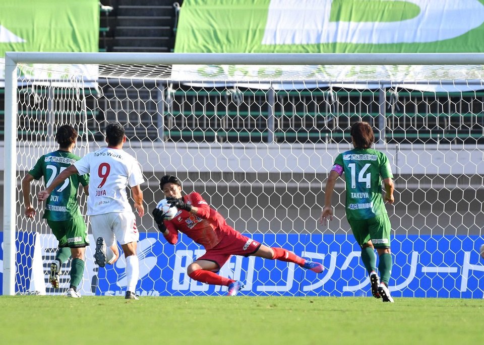 ＦＣ岐阜×福島＝後半、相手のＦＫをセーブするＦＣ岐阜のＧＫ桐畑＝長良川競技場