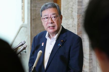 　石井章参院議員の事務所などが家宅捜索されたことを受け、取材に応じる日本維新の会の中司幹事長＝２７日午後、国会