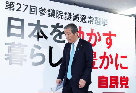 　メディアのインタビューに臨む自民党の森山幹事長＝２０日午後８時１分、東京・永田町の党本部