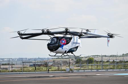 　スカイドライブが開発した「空飛ぶクルマ」＝３１日午前、大阪市此花区の夢洲
