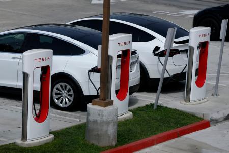 　米カリフォルニア州の急速充電ステーションで充電中のテスラ車＝３月３０日（ゲッティ＝共同）