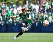 ＦＣ岐阜×沼津＝前半、ＦＫを蹴るＦＣ岐阜のＭＦ庄司＝長良川球技メドウ