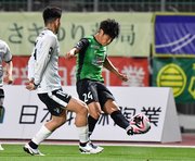 ＦＣ岐阜×富山＝前半、クロスを上げるＦＣ岐阜のＦＷ粟飯原＝長良川競技場