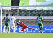 ＦＣ岐阜×福島＝後半、相手のＦＫをセーブするＦＣ岐阜のＧＫ桐畑＝長良川競技場