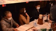 お札を受け取り、福引をする参拝客＝中津川市えびす町、西宮神社