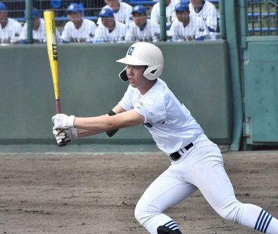 岐阜総合×県岐阜商＝１回裏県岐阜商無死１塁、左前打を放つ２番内山元太＝大野レインボー