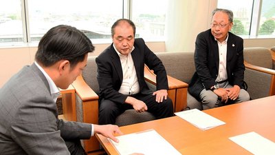 柴橋正直市長に大会への協力を依頼する鈴木健副会長（左から２人目）と鍵谷英一郎専務理事（同３人目）＝岐阜市役所