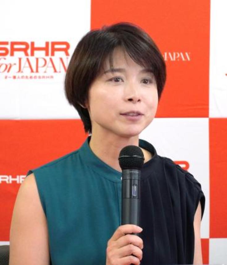 　意識調査を説明する監修者で産婦人科医の池田裕美枝さん＝３０日午後、厚労省