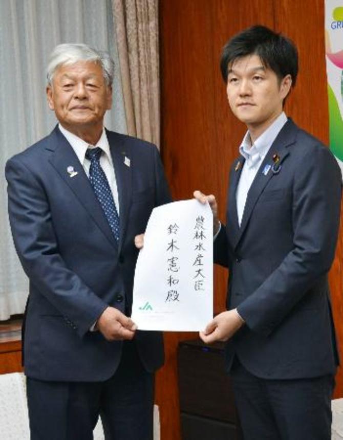 　南米の関税同盟との貿易交渉を巡り、鈴木農相（右）に国内農業へ配慮するよう要請するＪＡ全中の神農佳人会長（左）＝９日午後、農水省