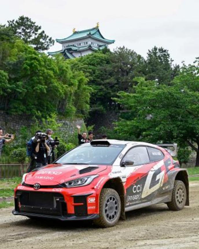 　ラリー・ジャパンの関連イベントで、トヨタ自動車の豊田章男会長がドライバー「モリゾウ」としてデモ走行するラリーカー＝２８日、名古屋市