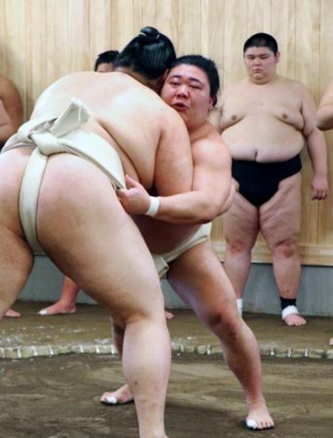 　二所ノ関部屋へ出稽古し、大の里（左）の胸を借りる藤ノ川＝大阪府東大阪市