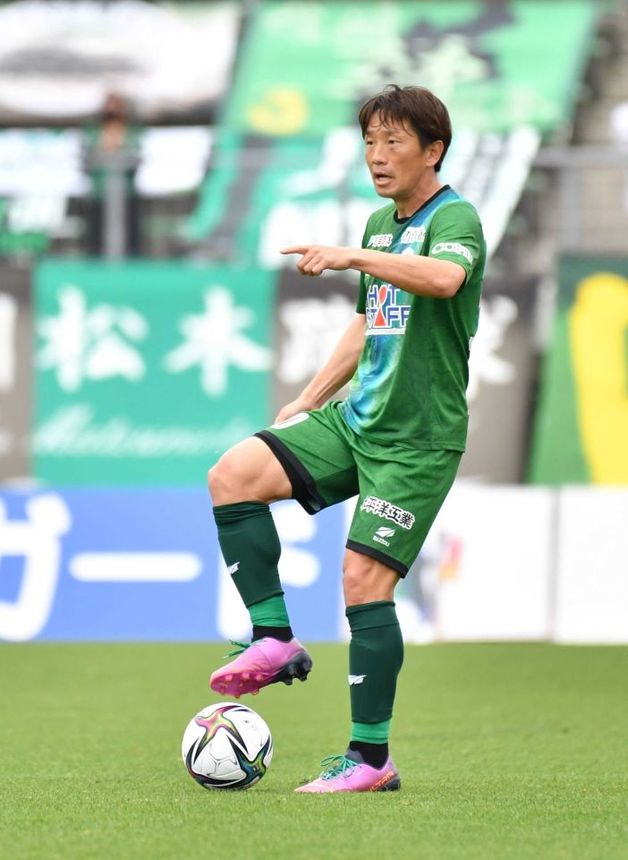 ＦＣ岐阜×松本＝後半、味方に指示を出すＦＣ岐阜のＤＦ宇賀神＝長良川競技場