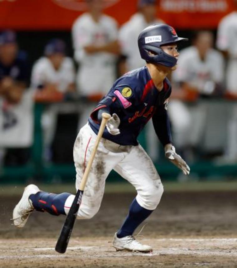 　米国戦のタイブレークの８回、決勝の二塁打を放つ岡部＝沖縄セルラー