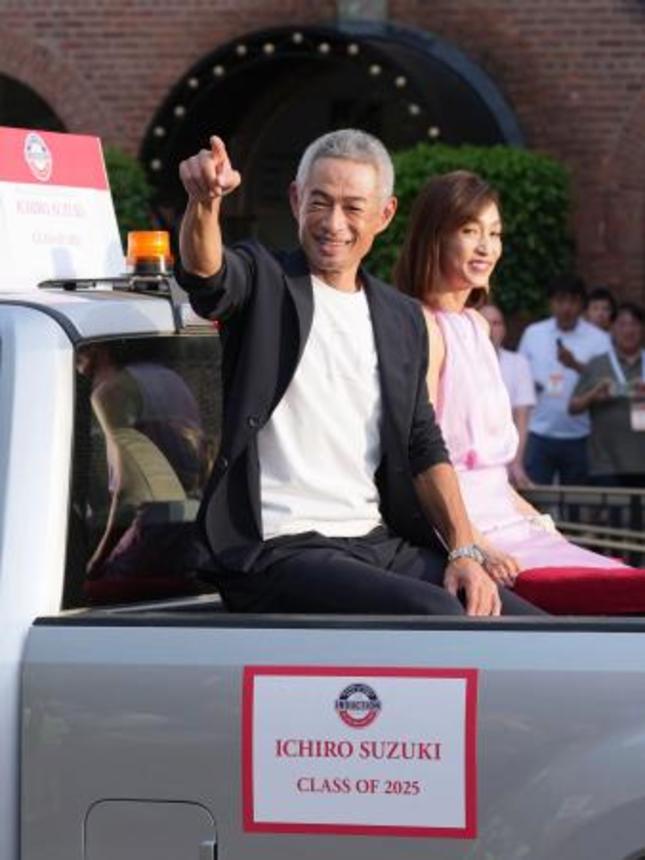 　米国野球殿堂入りを記念するパレードに登場したイチローさんと妻の弓子さん＝２６日、ニューヨーク州クーパーズタウン（共同）