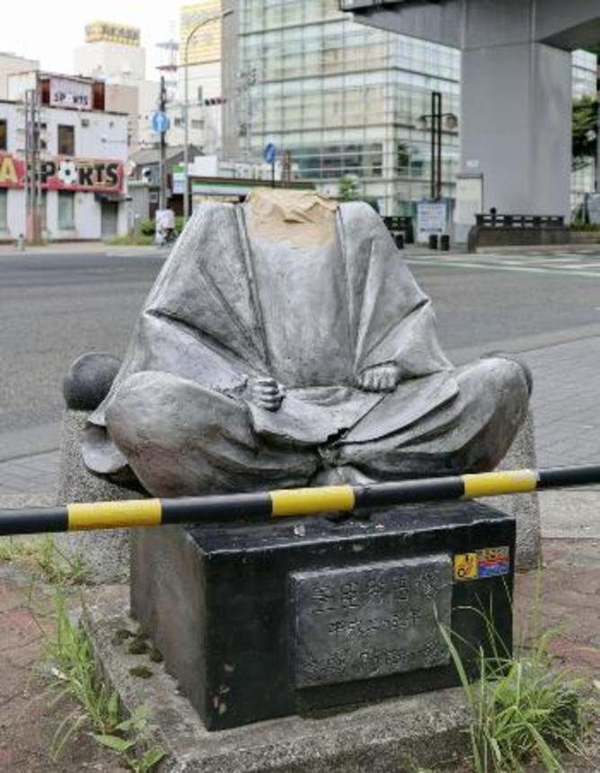 　首部分が折られた豊臣秀吉像＝昨年８月、名古屋市西区