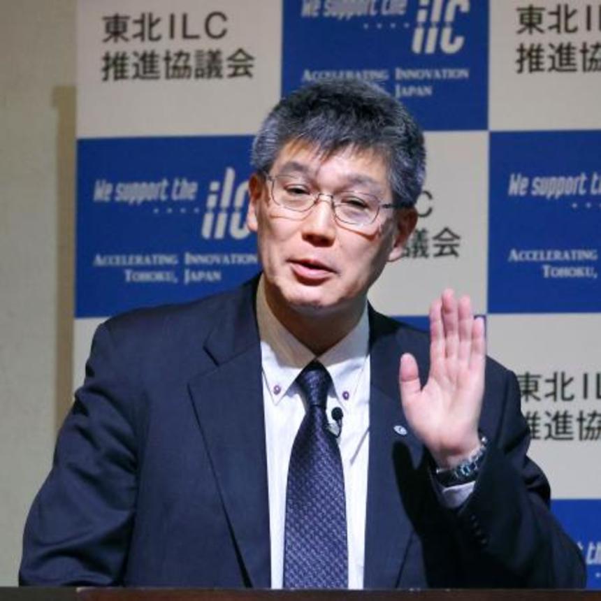 　次世代の大型加速器「国際リニアコライダー」の東北誘致を目指す産官学協議会の総会で講演する高エネルギー加速器研究機構の浅井祥仁機構長＝１９日午後、仙台市