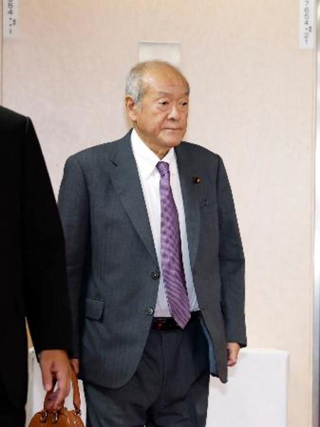 　自民党本部に入る鈴木幹事長＝２８日午前、東京・永田町