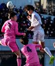 　神村学園―日大藤沢　後半、ヘディングで自身４点目のゴールを決める神村学園・倉中（右）＝Ｕ等々力