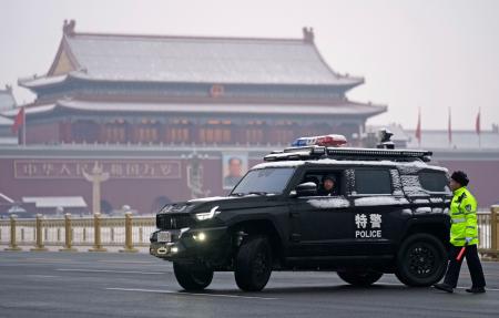 　北京の天安門（奥）近くで警戒する警察車両＝５日（共同）
