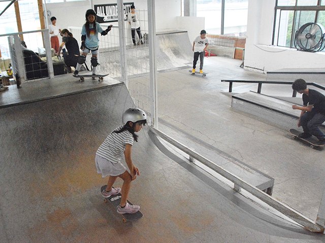 屋内施設でスケートボードを楽しむ小学生＝関市西本郷通、ＡＬＬ　ＵＮＤＥＲ　ＣＩＴＹ