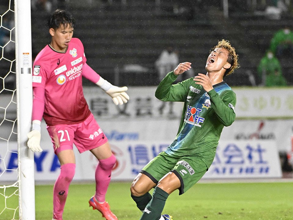 ＦＣ岐阜×今治＝後半、ゴールに迫りながらシュートが決まらず悔しがる岐阜のＦＷ村田＝長良川競技場