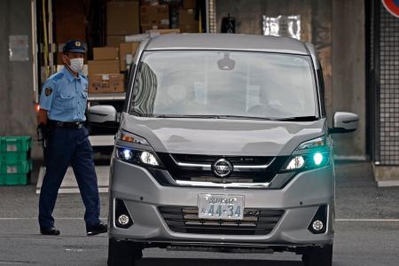 　送検のため、警視庁原宿署を出る政野亮二容疑者を乗せた車＝１６日午前９時６分