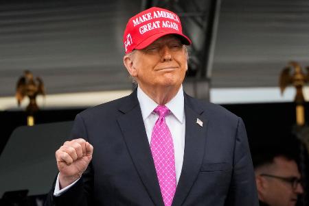 　「ＭＡＧＡ」の帽子をかぶって式典に出席したトランプ米大統領＝５月、ニューヨーク州（ロイター＝共同）