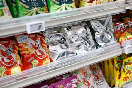 　スーパーの店頭に並んだ白黒包装になったカルビーのスナック菓子「かっぱえびせん」＝１日午後、東京都内