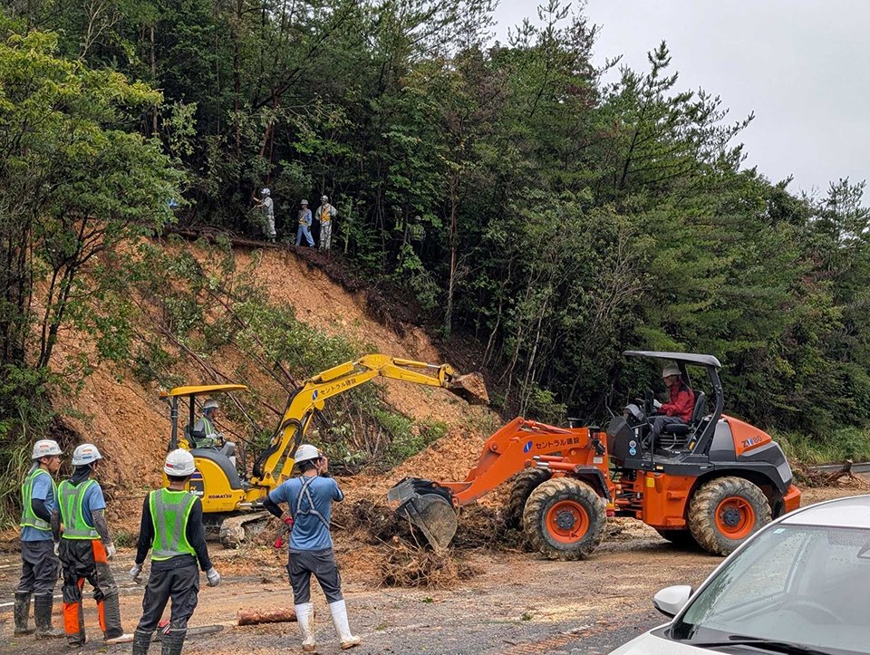 国道２１号で発生した土砂崩れの現場で復旧作業に当たる作業員ら＝９日午前、土岐市泉町定林寺（多治見砂防国道事務所提供）