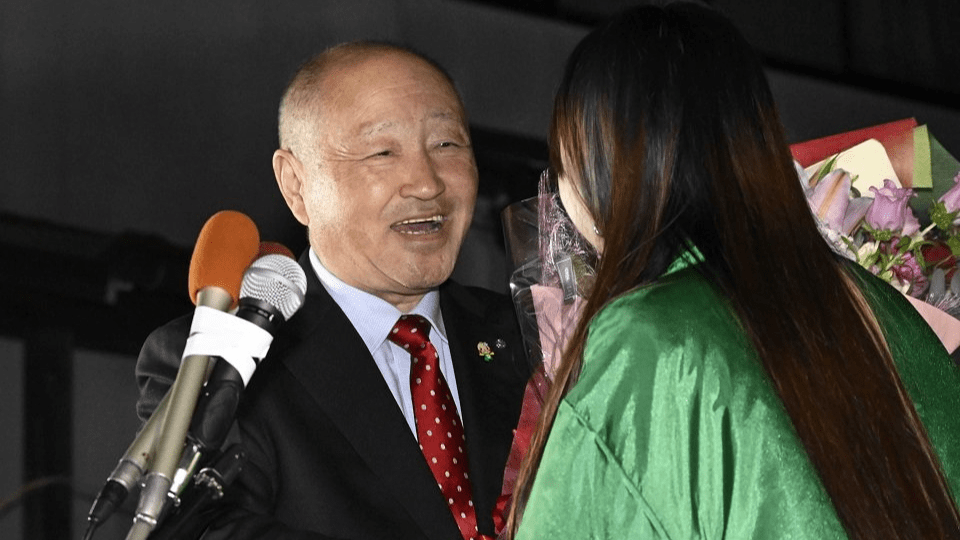 八百津町長選で３選を果たし花束を贈られる金子政則氏＝２１日午後１０時１４分、加茂郡八百津町