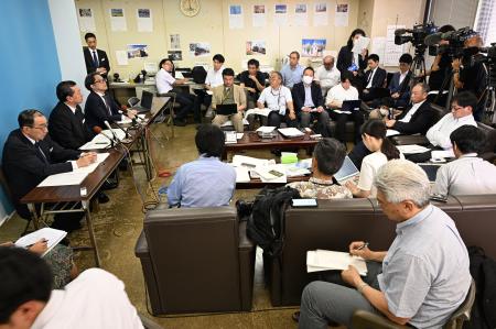 　財務省東北財務局に業務改善計画を提出し、記者会見するいわき信用組合＝３０日午後、福島県いわき市