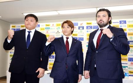 　記者会見後、ポーズをとる柔道の（左から）中野寛太、阿部一二三、ウルフ・アロン＝２８日、東京都内